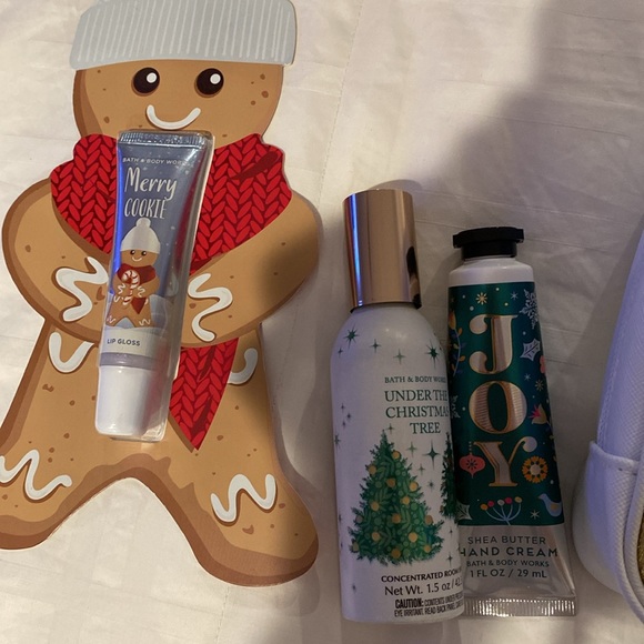 Beautiful Christmas gift includes Ann items in photo - Picture 3 of 4